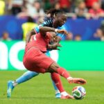 Pemain RD Kongo Aaron Wan-Bissaka, belakang, memegangi pemain Portugal Rafael Leao saat laga Grup K Piala Dunia 2026 antara Portugal vs RD Kongo