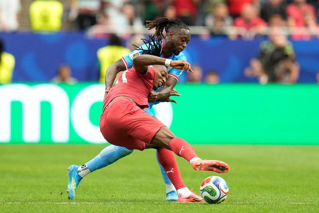 Pemain RD Kongo Aaron Wan-Bissaka, belakang, memegangi pemain Portugal Rafael Leao saat laga Grup K Piala Dunia 2026 antara Portugal vs RD Kongo